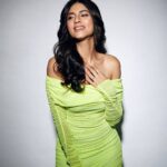 Sapna Pabbi Instagram - #sepia 🎾 @mumbaifilmfestival Wearing @labelfrow Shoes @koovsfashion Styled by @khyatibusa Makeup by @manishjoshi_mannyajoshi Hair by @deepalid10 Managed by @vidhzy_27 Captured by @shivamguptaphotography #mamifilmfestival #sepia #screening