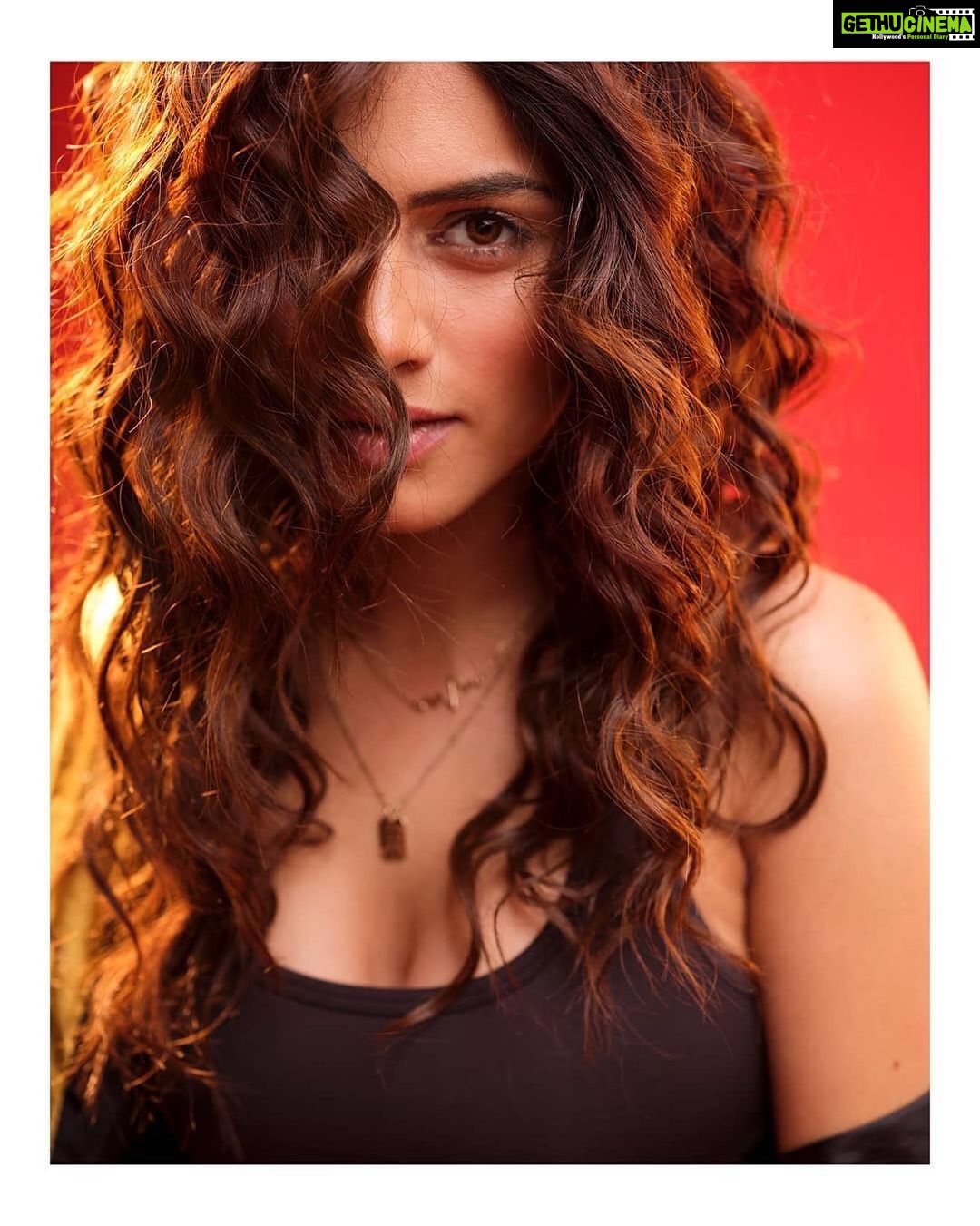 Sapna Pabbi Instagram - 🐣 🐥 🐤 💥 @kevin.nunes.photography Styled by: @khyatibusa @tejalyadav318 Makeup by: @mannyajoshi Hair by: @deepalid10 #rocket