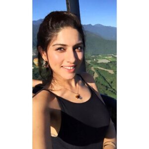 Sapna Pabbi Instagram - This is my I ❤️ you 🇹🇼 selfie. I think we did good up in the air 🏞 🎈#taiwantourism