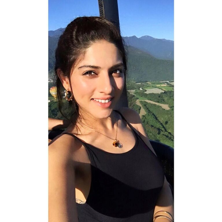 Sapna Pabbi Instagram - This is my I ❤️ you 🇹🇼 selfie. I think we did good up in the air 🏞 🎈#taiwantourism Taiwan