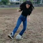 Sapna Pabbi Instagram - Can I kick it’ ⚽️🌈🙋🏻‍♀️🤘🏽#Andy #ballcontrol . . . @bombersfc.zee5 22nd June @furia_vishal @varun.mitra @aahanakumra @ranvirshorey @meiyangchang @anupsoni3 @zakirhussain9 @archisfreestyler @zee5premium @banijayasia @horseshoepictures 📸 @deepalideokar10