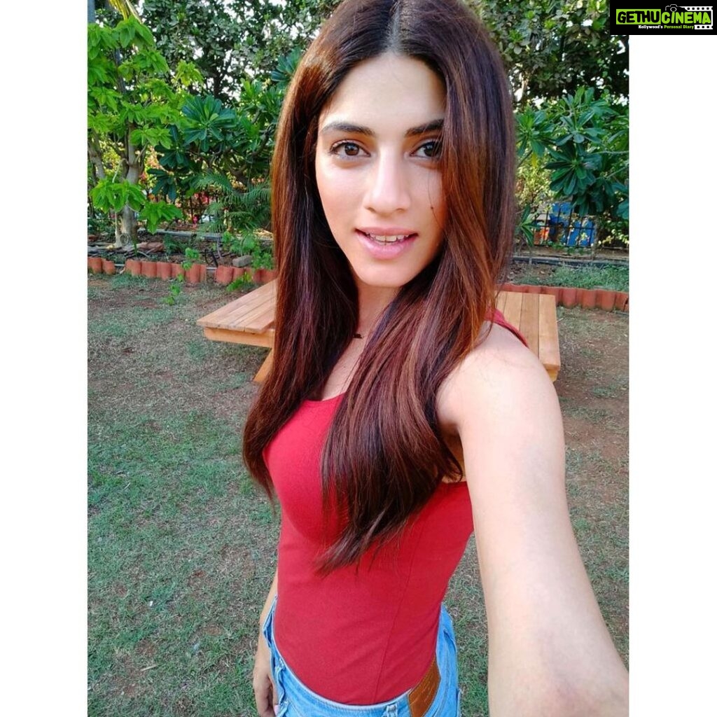 Sapna Pabbi Instagram - 💋🌹🌳💃🏻#ShotOnRedmiY3. Great hair, lovely morning, and a pefect #selfie. There is a new selfie star in town, the #RedmiY3 with #32MPSuperSelfie camera. Go, get yours now. Follow @redmiindia and @xiaomiindia for more