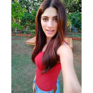 Sapna Pabbi Instagram - 💋🌹🌳💃🏻#ShotOnRedmiY3. Great hair, lovely morning, and a pefect #selfie. There is a new selfie star in town, the #RedmiY3 with #32MPSuperSelfie camera. Go, get yours now.  Follow @redmiindia and @xiaomiindia for more