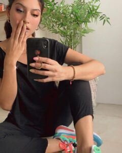 Sapna Pabbi Instagram - Hi! Wanted to show you my 💅🏼 by @glorysalon + some #rainbowdash by @sasha_soul_art 🍭✨