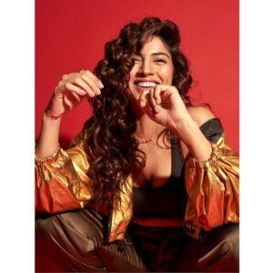 Sapna Pabbi Instagram - LMFAO @redfoo @8ky 👩🏼‍🎤🐒
.
.
.

Photography - @kevin.nunes.photography 
Styling - @khyatibusa 
Makeup - @manishjoshi_mannyajoshi 
Hair - @deepalid10 
@vidhzy_27 @suraj_tiwari07