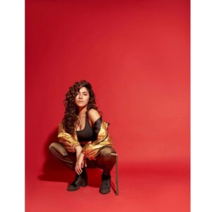 Sapna Pabbi Instagram - Dancing People Are Never Wrong @janblomqvist_official 🎷🤎🎶
.
.
.

Photography - @kevin.nunes.photography 
Styling - @khyatibusa 
Makeup - @manishjoshi_mannyajoshi 
Hair - @deepalid10 
@vidhzy_27 @suraj_tiwari07