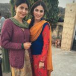 Sapna Pabbi Instagram – Nimi ta Pami di snap 92’ – #kalekachewale #nimi #pami #firstreelsister 🌽🧡 👯‍♀️🎬 Apna Pind
