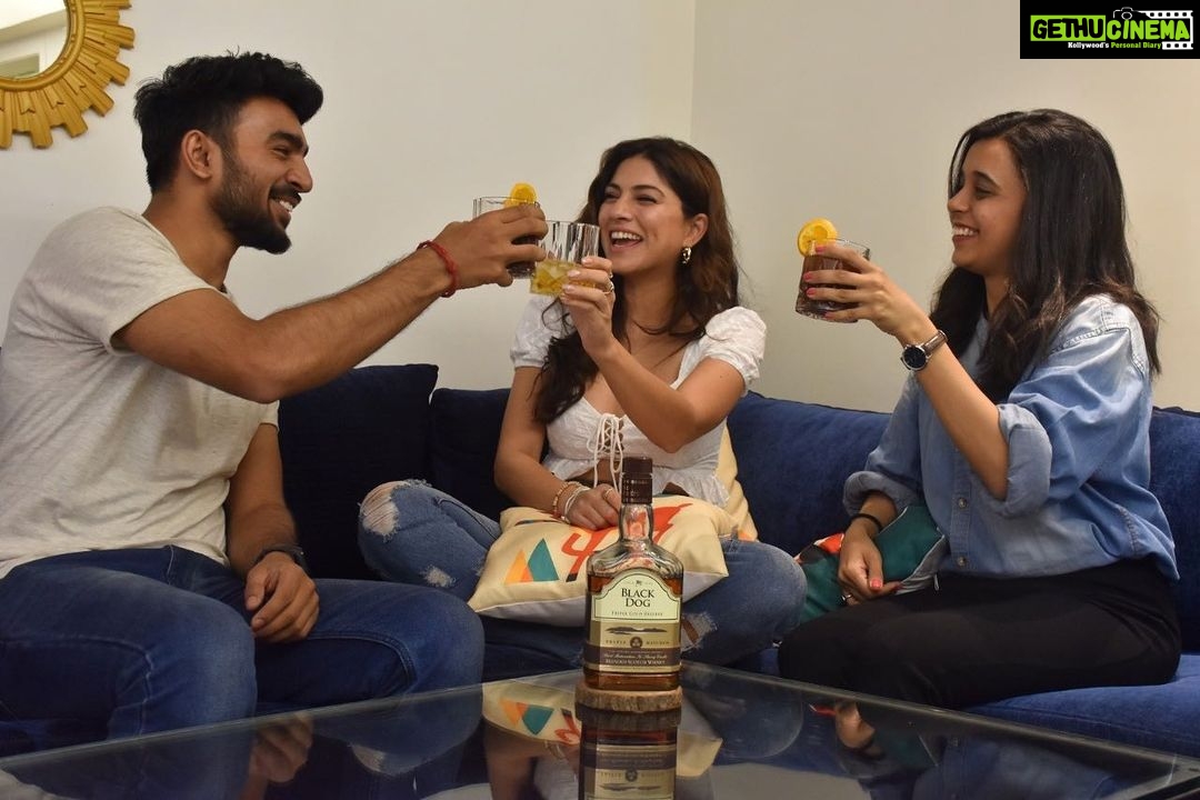 Sapna Pabbi Instagram - #drinkresponsibly 🍹 Trying my hand at making a @blackdogscotchwhisky Sunset to bring in the weekend – #PausetoSavour yourself with the quick and easy recipe below. Scotch Sunset – •In an old fashioned glass ( Tumbler) filled with ice, add 60ml of Black Dog Triple Gold Reserve. • Squeeze in a fresh orange wedge. • Add 10ml of cinnamon cordial to enhance the complex notes of Black Dog. •Add 25ml of single espresso to give it an edgy twist #PausetoSavour #sponsor #DrinkResponsibly #blackdogtriplegoldreserve