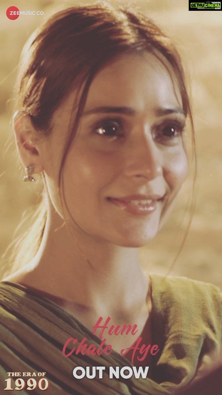 Sara Khan Instagram - Every moment with your loved ones feels like heaven! Tune into this lovely track of #HumChaleAye SONG OUT NOW! @zeemusiccompany