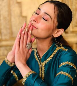 Sara Khan Instagram - Har har shambhu ❤️ 
Shubh mahashivratri guys 🥰
#sarakhan 
📸 @alka_singh0020