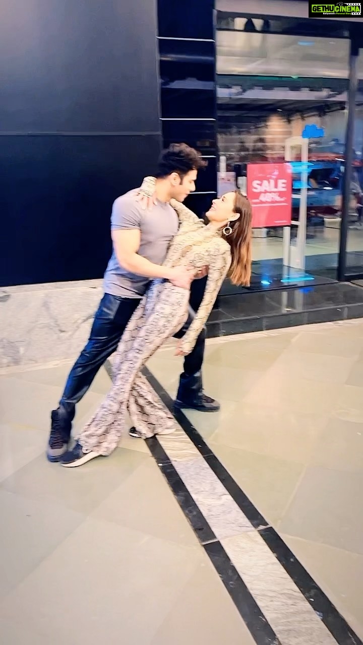 Sara Khan Instagram - With the #lejalejare boy ❤️ We will always remember how we shot this 🤪 Thank you @shantanu_raje for your camera work 😋😂🤣❤️ #sarakhan #siddharthsharma #bff #delhi