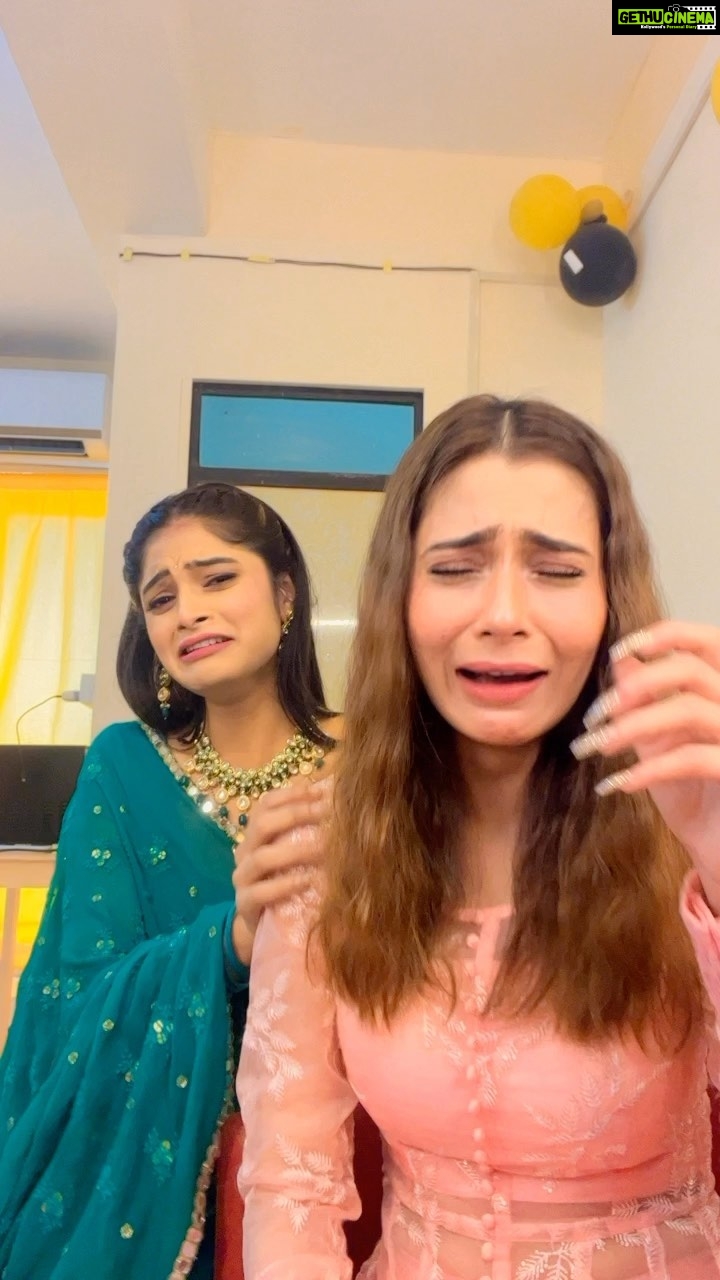 Sara Khan Instagram - In between the shots some fun stuff 😂😂😂😂 #sarakhan #alkasingh #comedy #fun