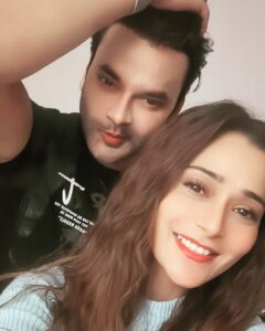 Sara Khan Instagram - Koi Keh sakta hai Ki 15 yr old Frnds hai 🤪🤪🤪 @ssarakhan #oldfriends #mumbai #life #bhopal #celebrity