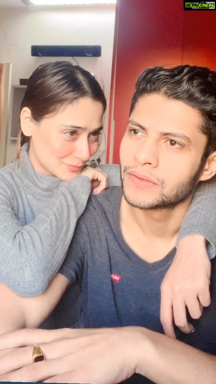 Sara Khan Instagram - 😳😳😳 yehi karoge tum 😡 #sarakhan #shantanuraje #sasha 🤣