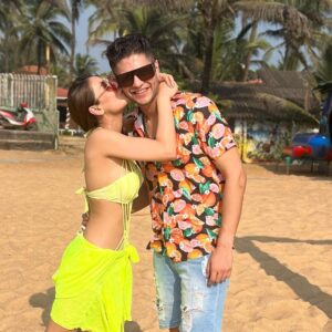 Sara Khan Instagram - Happy birthday 🎂🎈🎁🎊 
U r happiness thank you for existing ❤️