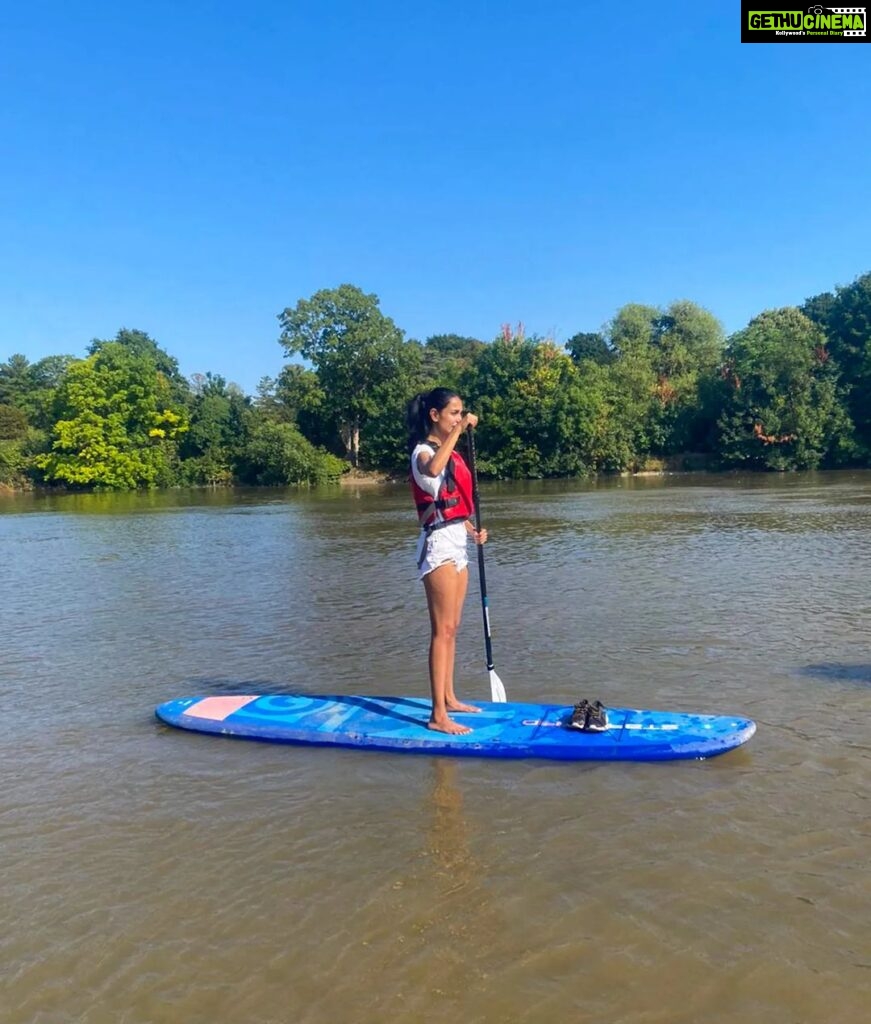 Sarah Jane Dias Instagram - every now and then, you gotta face something you're afraid of doing and say, "ah f*£& it" . #standuppaddleboarding #faceyourfears Thames Path Kew Bridge