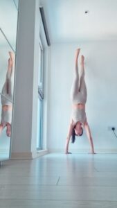 Sarah Jane Dias Instagram - when your mind says you've forgotten, but your body remembers... #ifyouknowyouknow
.
#handstandpractice #handstandjanedias #handstand