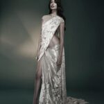 Sarah Jane Dias Instagram – how would you describe this image?
.
comment your caption
.
#sari #saree #indian #indianwear