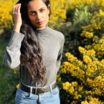 Sarah Jane Dias Instagram - i like how the world looks through your lens... . #traveluk #coombehill #yellow #uktravel #travelbritain #forestvibes #traveldiaries #girlsgottatravel #gorse Coombe Hill, Buckinghamshire
