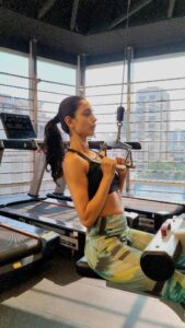 Sarah Jane Dias Instagram - the hardest part of the workout...
.
#workout #thestruggleisreal #justforlaughs