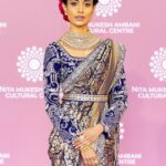 Sarah Jane Dias Instagram - to be Indian... . i love wearing saris and so my brief to my stylist for the @nmacc.india launch was simple, "vintage Indian maharani". i think we got it spot on? don't you? . #maharanivibes #maharani #sari #saree #indianwear #indianqueen #india #indiandesigner #sarilook #banarasisaree #banarasi #proudtobeindian
