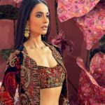 Sarah Jane Dias Instagram - wait for the drop... . #redcarpetfashion #redcarpet #nmacc #ritukumar #fashiondiaries #fashionreels #fashionreel #whatiwore #whattowear #indianwear #indofusion #indofusionwear