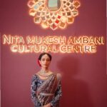 Sarah Jane Dias Instagram - to be Indian... . i love wearing saris and so my brief to my stylist for the @nmacc.india launch was simple, "vintage Indian maharani". i think we got it spot on? don't you? . #maharanivibes #maharani #sari #saree #indianwear #indianqueen #india #indiandesigner #sarilook #banarasisaree #banarasi #proudtobeindian