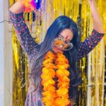 Sarah Jane Dias Instagram - Bollywood, but make it Retro. . #bollywood #dummarodum #zeenataman #retrobollywood #costumeparty