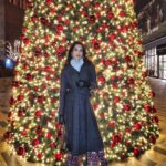Sarah Jane Dias Instagram - Merry Christmas 🎄 . #christmasvibe #christmastree #christmas Battersea Power Station