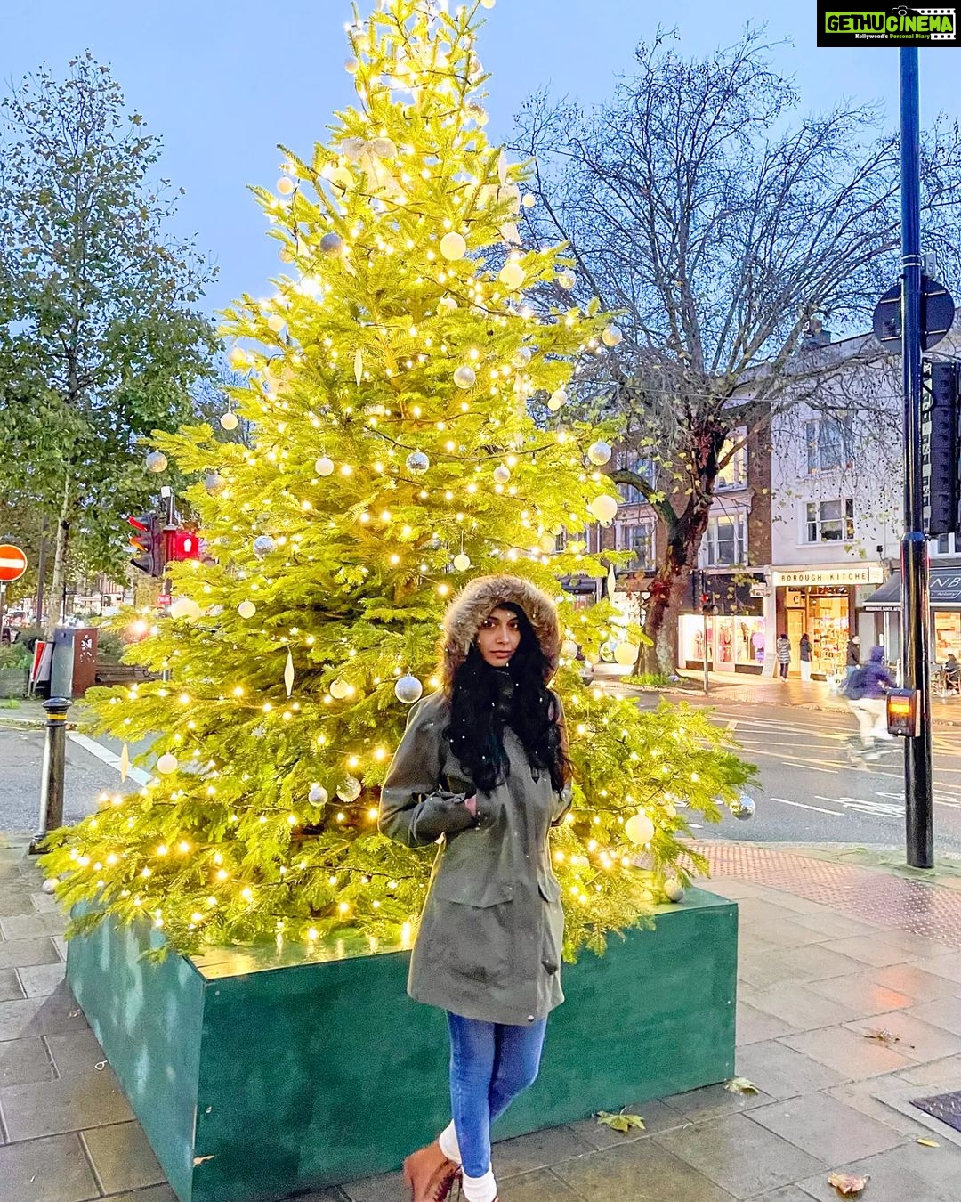 Sarah Jane Dias Instagram - aaand glow, baby glow 🎶 . #christmasiscoming #chritmasinlondon #christmasvibe #christmastree #londondiaries #chiswick #londondiaries🇬🇧 #london #glow Chiswick, United Kingdom