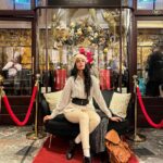 Sarah Jane Dias Instagram - a red carpet? yes, please! . #redcarpet #londondiaries #londonfashion #fashiondiaries #fashion #london #burlingtonarcade #chritmasinlondon #christmas Burlington Arcade