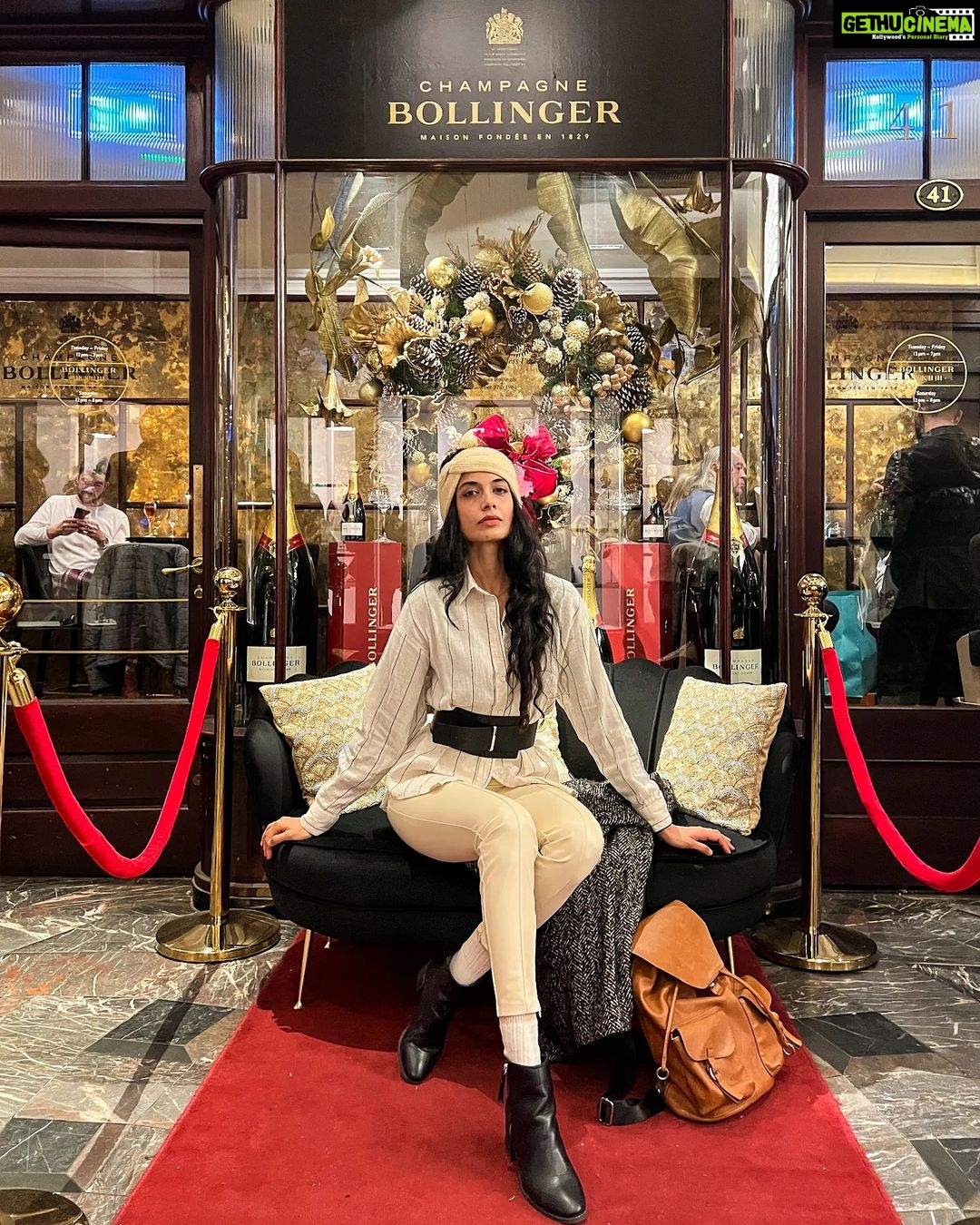 Sarah Jane Dias Instagram - a red carpet? yes, please! . #redcarpet #londondiaries #londonfashion #fashiondiaries #fashion #london #burlingtonarcade #chritmasinlondon #christmas Burlington Arcade