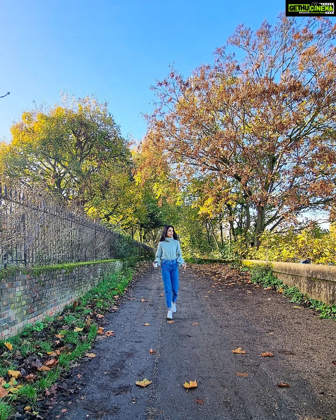Sarah Jane Dias Instagram - Sunday walks make me happy :) . #thamespath #thamespathwalk #sunday #sundaymood☀️ #autumnvibes🍁 #autumn #autumninlondon #londondiaries🇬🇧 Thames Path Kew Bridge