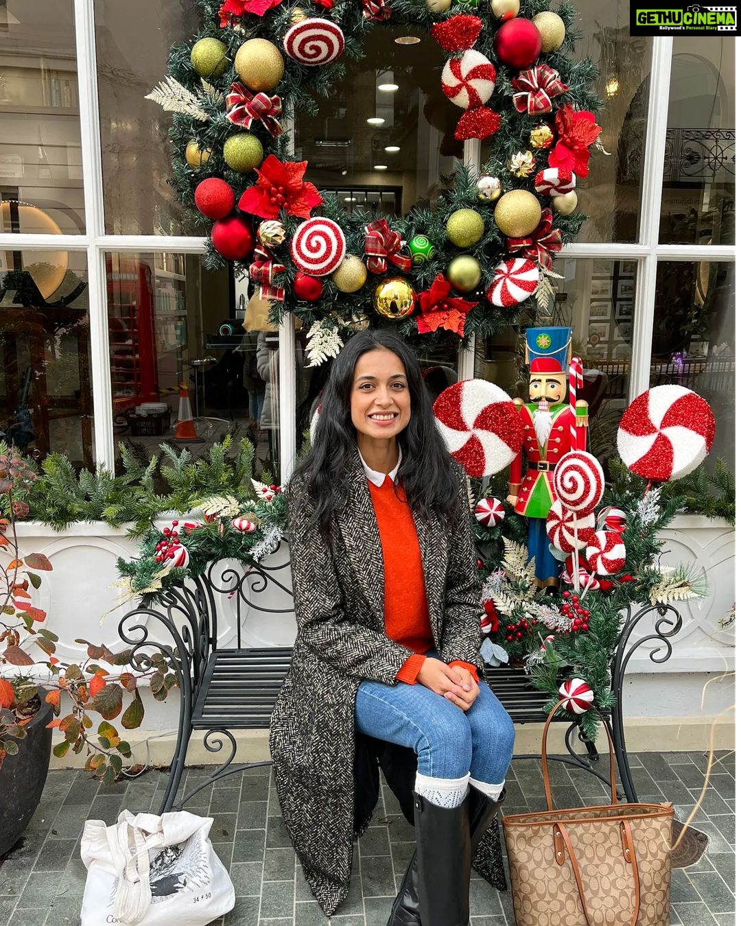 Sarah Jane Dias Instagram - Cat said it was too soon... but... clearly... i disagree 😜 . anyone else feelin' this mood already? . #christmasiscoming @chindiantraveller Knightsbridge, London, UK