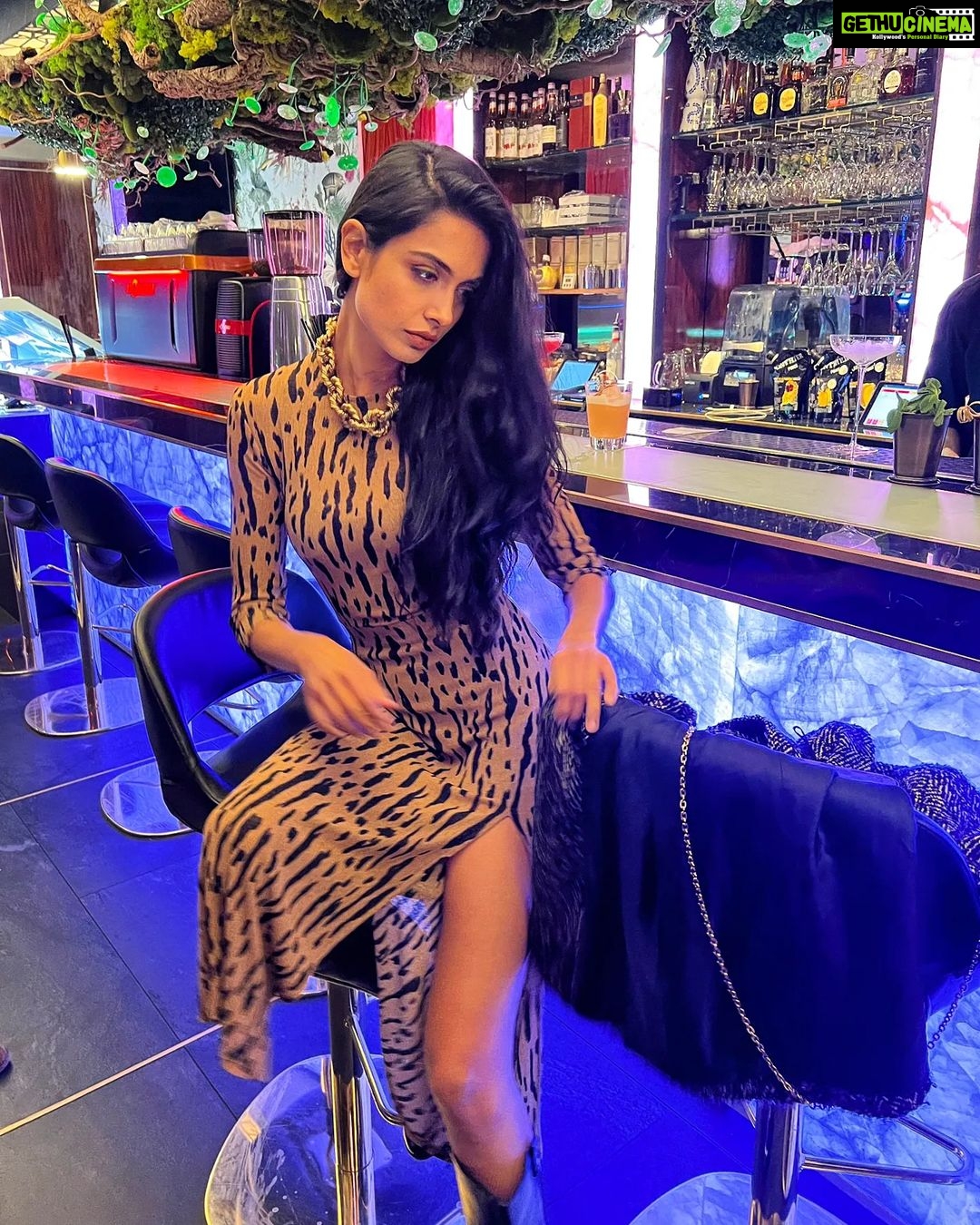 Sarah Jane Dias Instagram - posing, but make it awkward. . thank you for a lovely evening @zoonac 😘 . #girlsnight #nightout #londondiaries Arc Le Salon Mayfair