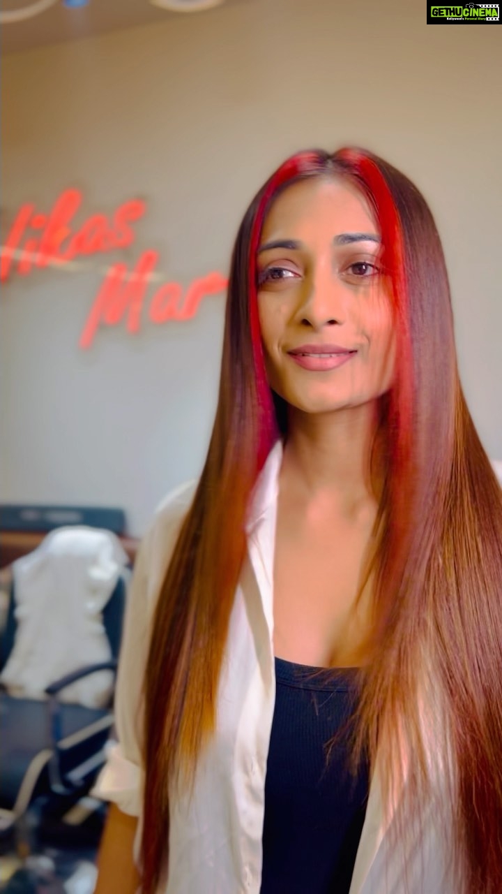 Satarupa Pyne Instagram - 💰Money piece Magic 🪄 by @vikas_marwah_hairsalon Cut - Color - Style - Vikas Marwah Model @satarupapyne #moneypiece #moneypiecehighlights #babylights #hairpainting #hairartist #redhaircolor #balayage #hairreels #mumbaihairstylist #mumbai