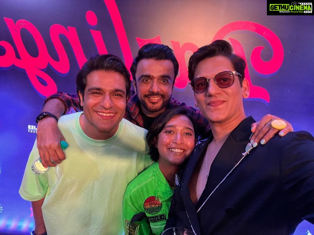 Sayani Gupta Instagram - #darlings is an absolute riot And most importantly it’s a showcase of the confidence the Director has on her actors! @shefalishahofficial is just stunning.. she plays and how! @roshan.matthew you were toooo cute! Loved the tail drop improvs! @aliaabhatt you are ⭐️⭐️⭐️⭐️ what a good call to produce this! And our Darlingsss @itsvijayvarma How incredible does this feel for us to see you here, doing this and owing it with so much coolness and grace! @jasmeet_k_reen well bloody done! What a stupendous debut film! You are here to rock and roll and rule! Congratulations Darlings! What a cracker! 🌶🌶🌶