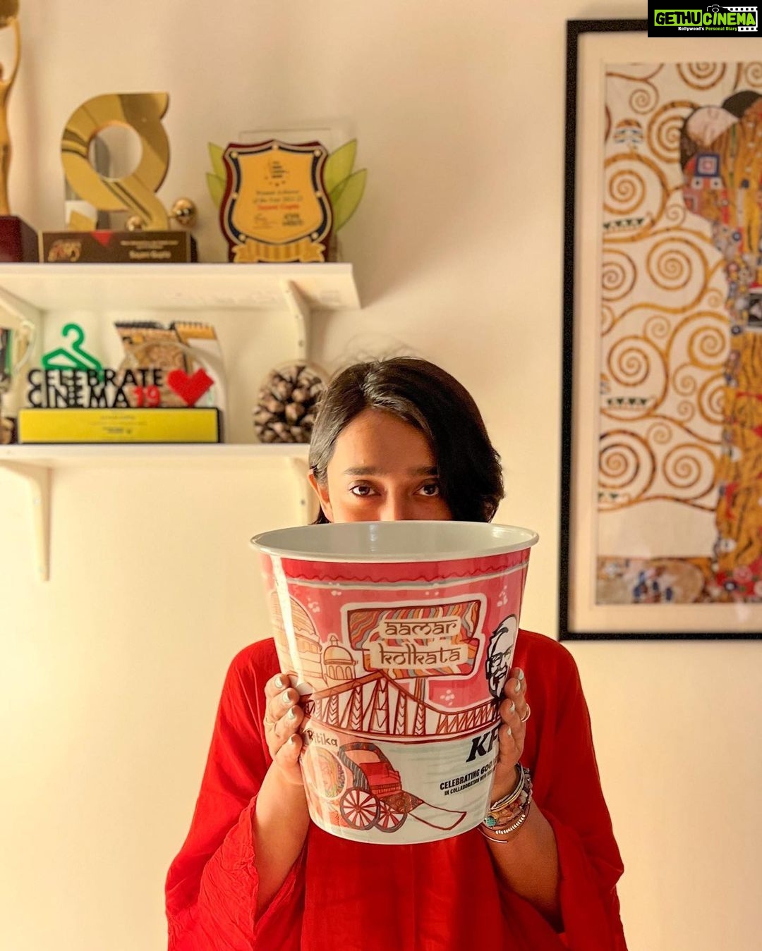 Sayani Gupta Instagram - Āmār Kolkata 😍 Throwback to my childhood days… hopping onto the tram with my grand aunts, driving around the Howrah Bridge, going to the flower market with my uncle early mornings.. The city has so many memories from a lifetime and my heart ❤ And Just like, I discovered the Kolkata city bucket, that Ritika Gupta has designed, for @KFCindia_official as part of their Bucket Canvas campaign. 😍 Truly, a great way to celebrate the 600 restaurant milestone, where each city KFC is present at, is uniquely represented on the iconic KFC bucket by a budding artist. 💯👌🏻 PS: A fun fact, whenever I visit Kolkata, my friends and I love to go to the Victoria Memorial at night and eat ice cream! #Nostalgia 🍦😋 #KFCBucketCanvas #collaboration