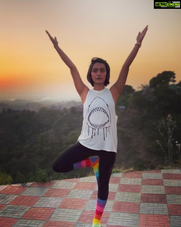 Sayani Gupta Instagram - 🧘♀️ The best gift my Mashi gave me when I was 8. Still the best way to solace. Missing my yoga sisters! @jogmihir @minimathur @ishikamohanmotwane @prernayou @madhavy @kyospaces @jyothsna_rongala @eric_angus Andretta, Himachal Pradesh