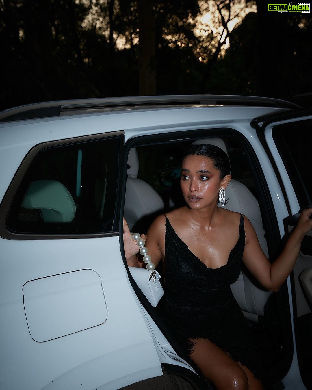 Sayani Gupta Instagram - Unedited unfiltered 🖤 Always been averse to photoshop Always insisted to my photographers even on hoarding shoots to not touch me up Have always been appreciated by photographers but disappointed by PR companies who love airbrushed photos Finally people have started appreciating raw and real. Although when you have an A team you can afford untouched too Always & forever grateful @eshwarlog @paloshell @shreejarajgopal @kadamajay For @filmfare @alamourthelabel @mahesh_notandass @eridani.in @vandalsworld_unofficial