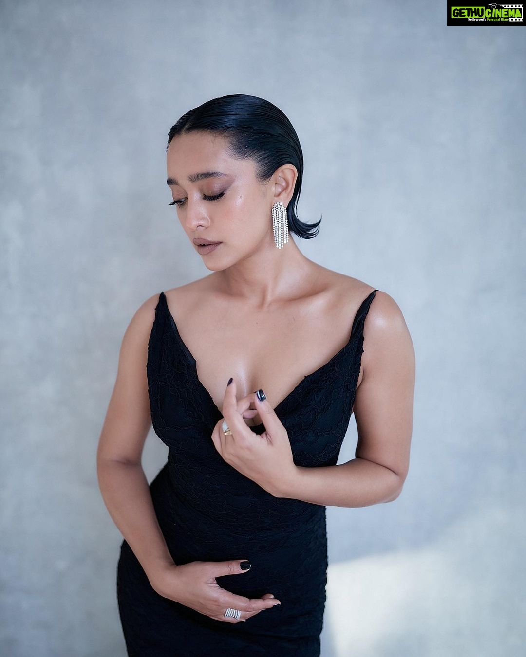 Sayani Gupta Instagram - Styling @shreejarajgopal Make up @eshwarlog Hair @paloshell Photo @kadamajay Outfit @alamourthelabel Earrings @vandalsworld_unofficial Rings @mahesh_notandass Footwear @eridani.in Bag @prerto Style Team @dhwanii.jain @styledbysush @glintaesthetic