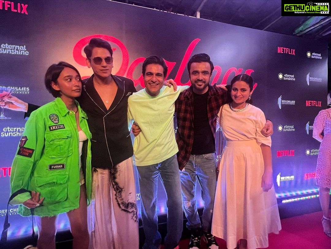Sayani Gupta Instagram - #darlings is an absolute riot And most importantly it’s a showcase of the confidence the Director has on her actors! @shefalishahofficial is just stunning.. she plays and how! @roshan.matthew you were toooo cute! Loved the tail drop improvs! @aliaabhatt you are ⭐️⭐️⭐️⭐️ what a good call to produce this! And our Darlingsss @itsvijayvarma How incredible does this feel for us to see you here, doing this and owing it with so much coolness and grace! @jasmeet_k_reen well bloody done! What a stupendous debut film! You are here to rock and roll and rule! Congratulations Darlings! What a cracker! 🌶🌶🌶
