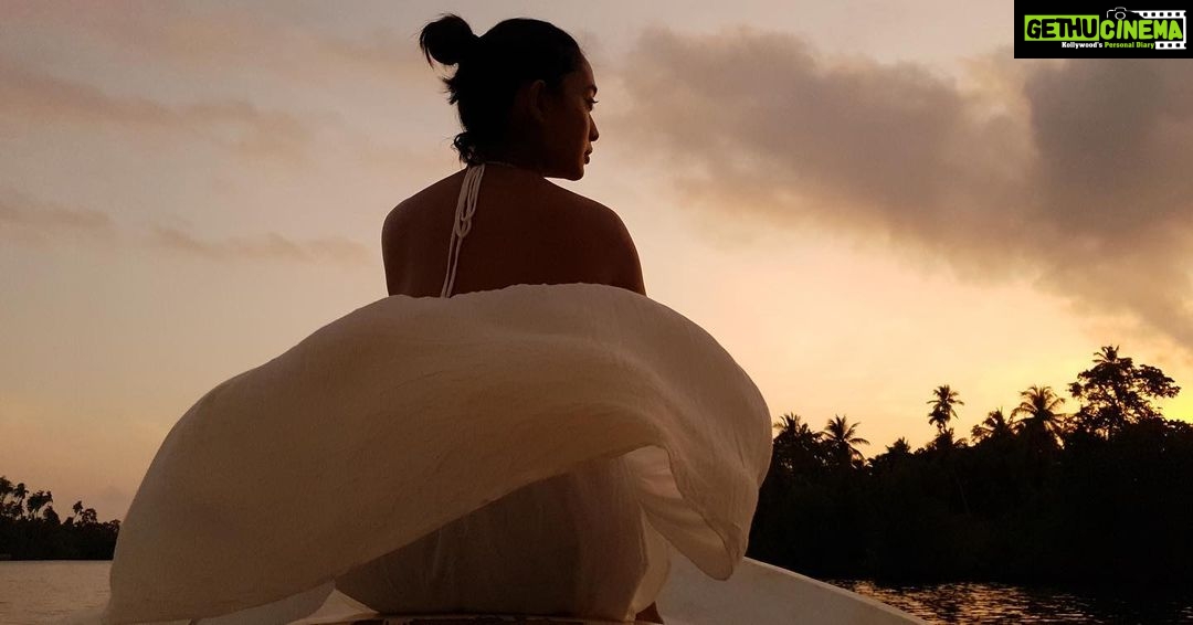 Sayani Gupta Instagram - #throwback Srilanka 🌅