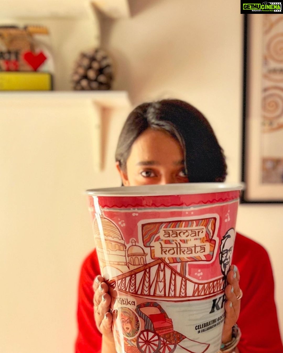 Sayani Gupta Instagram - Āmār Kolkata 😍 Throwback to my childhood days… hopping onto the tram with my grand aunts, driving around the Howrah Bridge, going to the flower market with my uncle early mornings.. The city has so many memories from a lifetime and my heart ❤ And Just like, I discovered the Kolkata city bucket, that Ritika Gupta has designed, for @KFCindia_official as part of their Bucket Canvas campaign. 😍 Truly, a great way to celebrate the 600 restaurant milestone, where each city KFC is present at, is uniquely represented on the iconic KFC bucket by a budding artist. 💯👌🏻 PS: A fun fact, whenever I visit Kolkata, my friends and I love to go to the Victoria Memorial at night and eat ice cream! #Nostalgia 🍦😋 #KFCBucketCanvas #collaboration