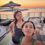Sayani Gupta Instagram - The sunset that was.. Only gratitude! ⭐️🤞🤍 @ayeshachauhan 🌸 Santorini, Greece