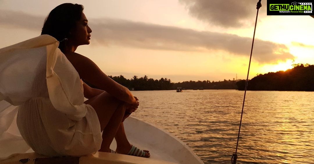 Sayani Gupta Instagram - #throwback Srilanka 🌅