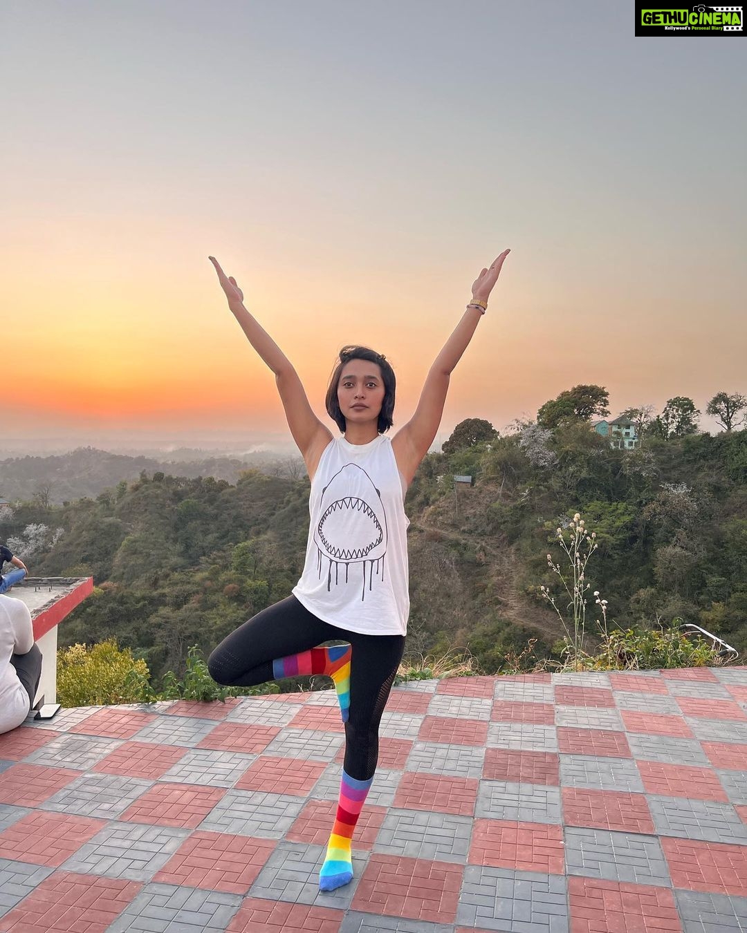 Sayani Gupta Instagram - 🧘♀️ The best gift my Mashi gave me when I was 8. Still the best way to solace. Missing my yoga sisters! @jogmihir @minimathur @ishikamohanmotwane @prernayou @madhavy @kyospaces @jyothsna_rongala @eric_angus Andretta, Himachal Pradesh