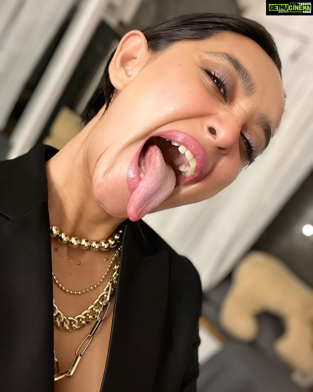 Sayani Gupta Instagram - 🖤 Been wanting to wear this custom made @ashishnsoniofficial for the last 5/6 years! Finally could. Had 10 minutes to style it and just improvised with my new hand sculpted Italian broach (I got to meet the genius atelier in Venice in his studio, that looks like a museum.. who has designed and made costumes for some of the biggest operas and musicals of the world.. absolutely fascinating, his studio and the guy). Finally wore this necklace too which was an impulsive buy in the lockdown from @so_fetch_love and put in some rings! Improvised the gel hair 🙈with some weird gel, that I found in the house and water (little that I could learn from @deepalid10 ) And the make up was refreshed from what @eshwarlog had done in the day for a look test. Basically all jugaad! Wingin’ it! @shreejarajgopal Do you approve 😂 #anek premiere