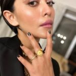 Sayani Gupta Instagram - 🖤 Been wanting to wear this custom made @ashishnsoniofficial for the last 5/6 years! Finally could. Had 10 minutes to style it and just improvised with my new hand sculpted Italian broach (I got to meet the genius atelier in Venice in his studio, that looks like a museum.. who has designed and made costumes for some of the biggest operas and musicals of the world.. absolutely fascinating, his studio and the guy). Finally wore this necklace too which was an impulsive buy in the lockdown from @so_fetch_love and put in some rings! Improvised the gel hair 🙈with some weird gel, that I found in the house and water (little that I could learn from @deepalid10 ) And the make up was refreshed from what @eshwarlog had done in the day for a look test. Basically all jugaad! Wingin’ it! @shreejarajgopal Do you approve 😂 #anek premiere