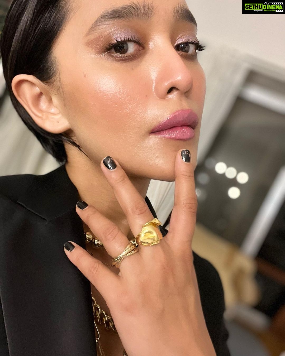 Sayani Gupta Instagram - 🖤 Been wanting to wear this custom made @ashishnsoniofficial for the last 5/6 years! Finally could. Had 10 minutes to style it and just improvised with my new hand sculpted Italian broach (I got to meet the genius atelier in Venice in his studio, that looks like a museum.. who has designed and made costumes for some of the biggest operas and musicals of the world.. absolutely fascinating, his studio and the guy). Finally wore this necklace too which was an impulsive buy in the lockdown from @so_fetch_love and put in some rings! Improvised the gel hair 🙈with some weird gel, that I found in the house and water (little that I could learn from @deepalid10 ) And the make up was refreshed from what @eshwarlog had done in the day for a look test. Basically all jugaad! Wingin’ it! @shreejarajgopal Do you approve 😂 #anek premiere
